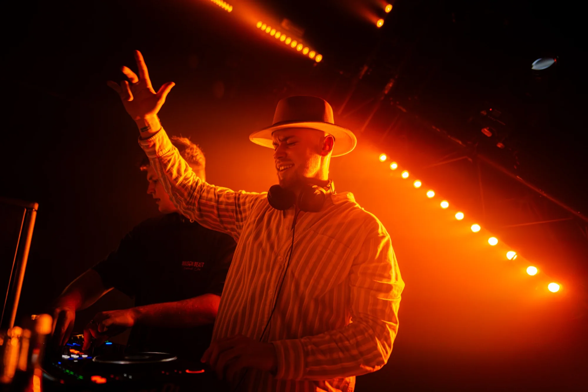 DJ oranžis valguses